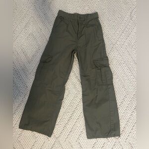 Youth H&M green cargo pants. Great condition, only been worn a couple times.